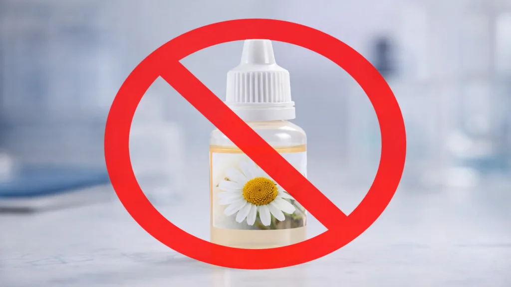 Gotas oftálmicas de manzanilla con señal de prohibido, mito común sobre resequedad ocular y ojo seco que puede causar ardor e irritación en los ojos.