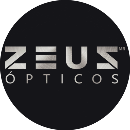 Logotipo de la empresa Zeus Ópticos experta en salud visual y optometría, son letras con textura metálica plateada sobre un fondo negro.